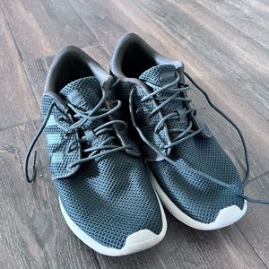 Hunter green Adias cloud foam shoes size 9